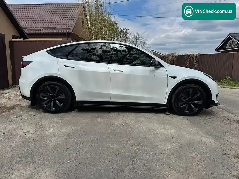 Tesla Model Y 2024, фото з оголошення 2 з 20, VIN 7SAYGDEE3RA280098