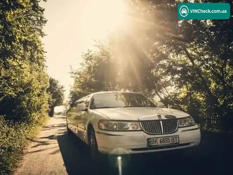 Lincoln Town Car 2000, фото з оголошення 1 з 9, VIN 1L1FM81W1YY857308