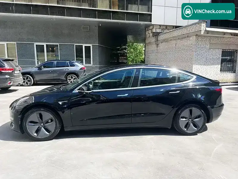 Tesla Model 3 2018, фото з оголошення 2 з 10, VIN 5YJ3E1EAXJF108327