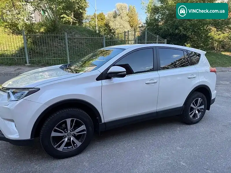 Toyota RAV4 2017, фото з оголошення 2 з 12, VIN JTMRBREV70D087818