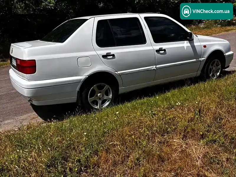 Volkswagen Vento 1992, фото з оголошення 1 з 9, VIN WVWZZZ1HZNW435300