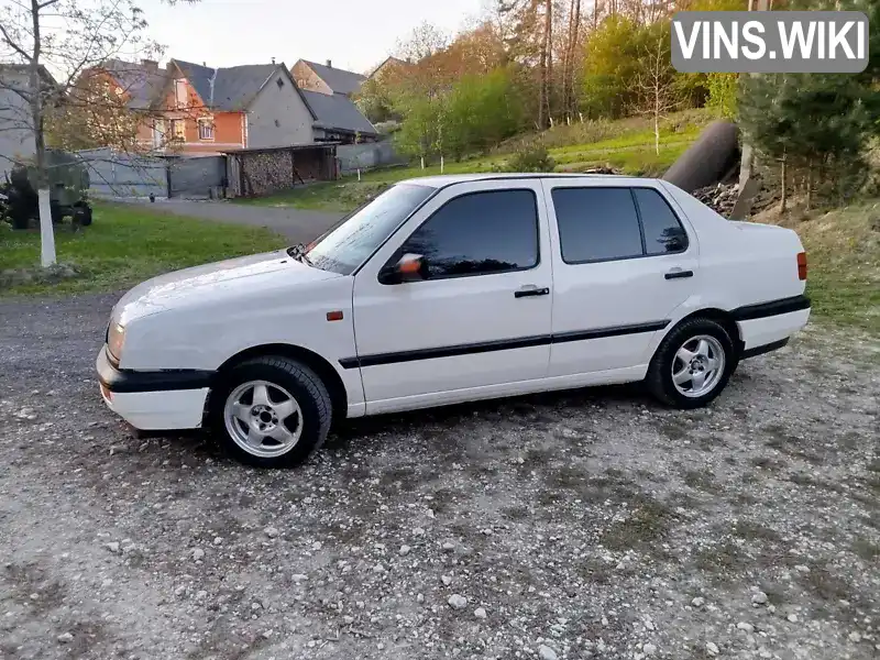 Volkswagen Vento 1992, фото з оголошення 2 з 21, VIN WVWZZZ1HZNW166007