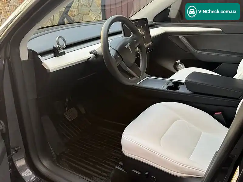 Tesla Model Y 2024, фото з оголошення 2 з 17, VIN 7SAYGDEE6RF203289