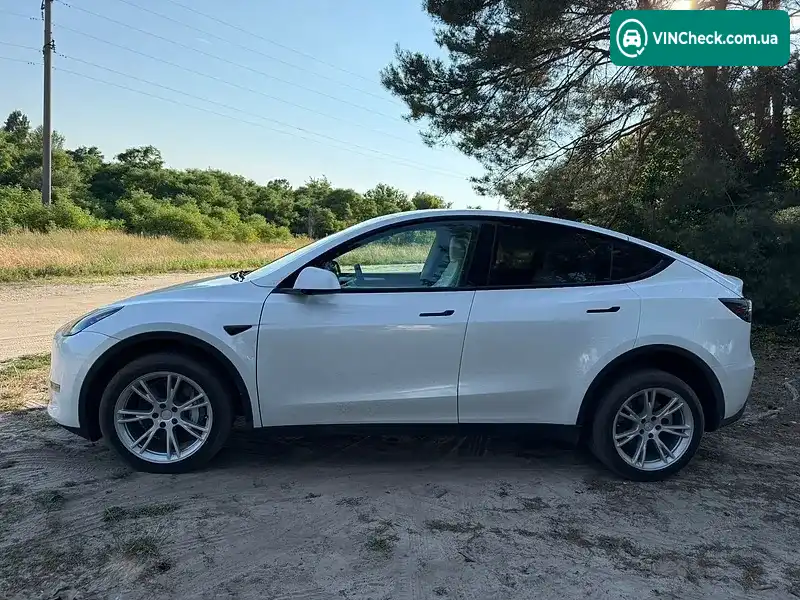 Tesla Model Y 2023, фото з оголошення 2 з 11, VIN 7SAYGDEE1PF817213
