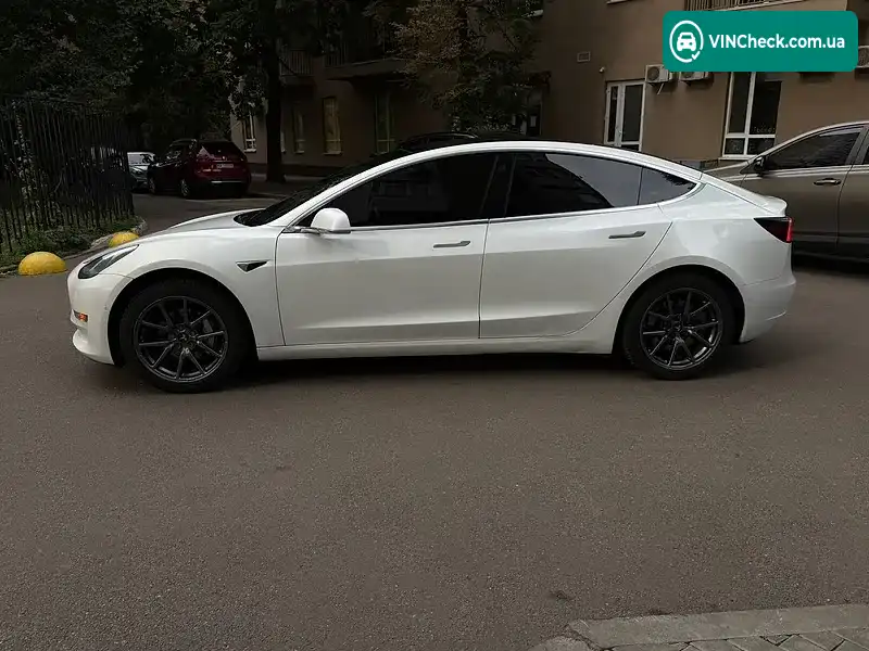 Tesla Model 3 2019, фото з оголошення 2 з 9, VIN 5YJ3E1EA5LF590577