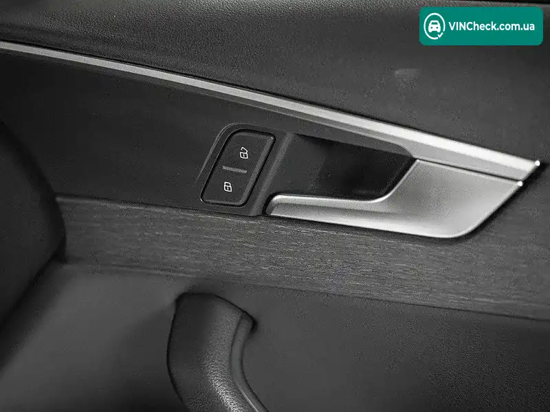 Audi A4 2017, фото з оголошення 2 з 20, VIN WAUKMAF40JA047924