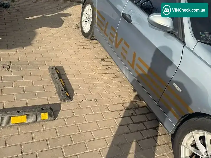 BMW 3 Series 2006, фото з оголошення 2 з 6, VIN WBAVU31050KY21378