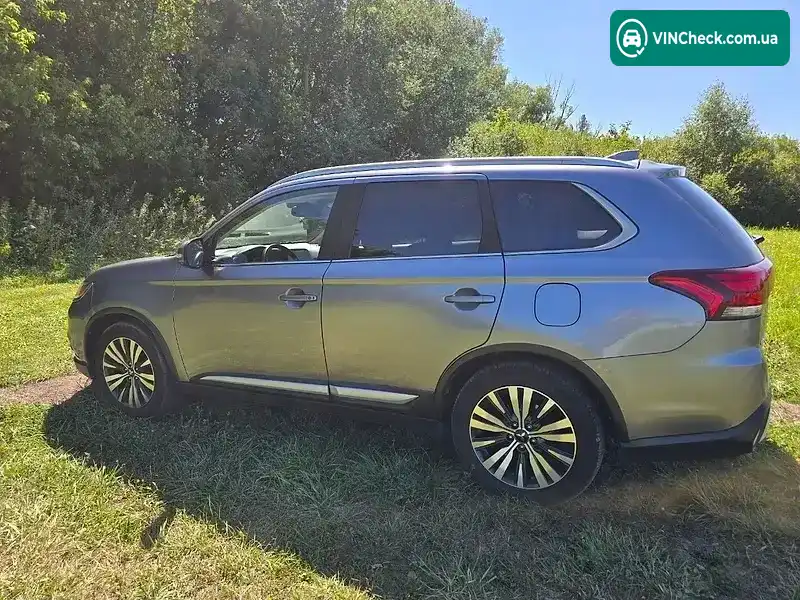 Mitsubishi Outlander 2020, фото з оголошення 2 з 20, VIN JA4AD3A31LZ033294