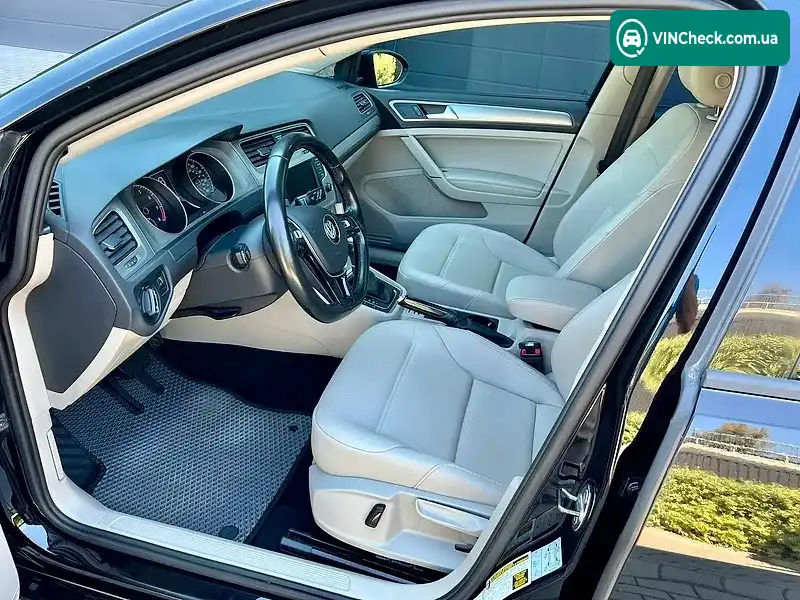 Volkswagen Golf 2016, фото з оголошення 2 з 20, VIN 3VW217AU6HM037852