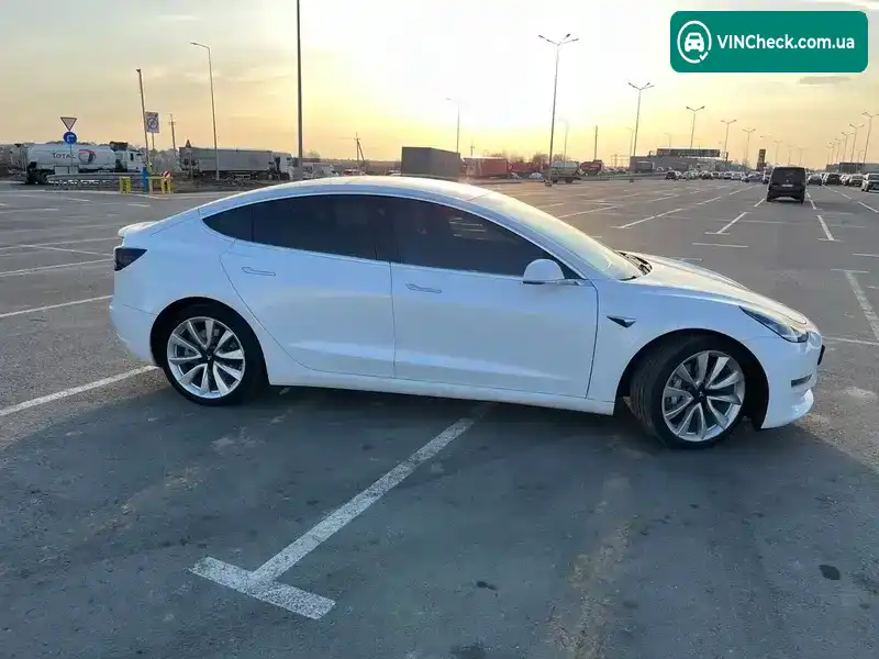 Tesla Model 3 2018, фото з оголошення 2 з 13, VIN 5YJ3E1EB6JF067719