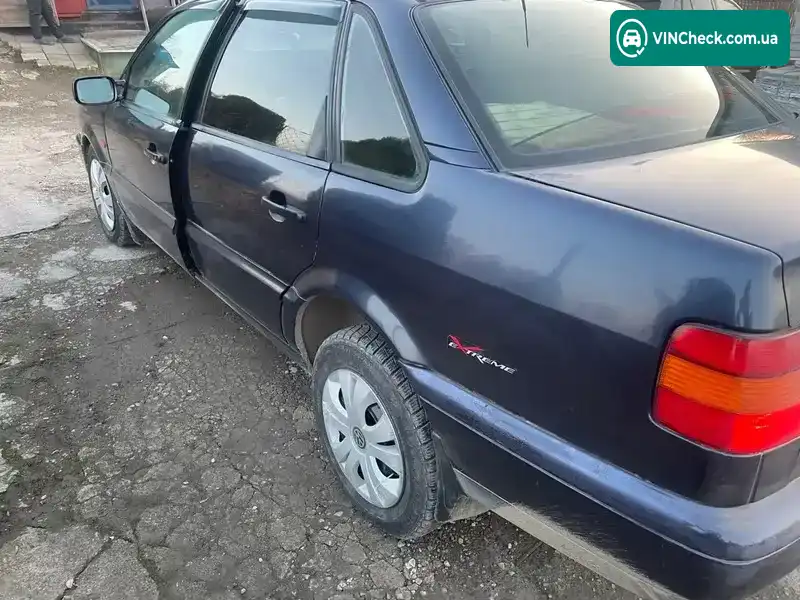 Volkswagen Passat 1994, фото з оголошення 2 з 10, VIN WVWZZZ3AZRE001049