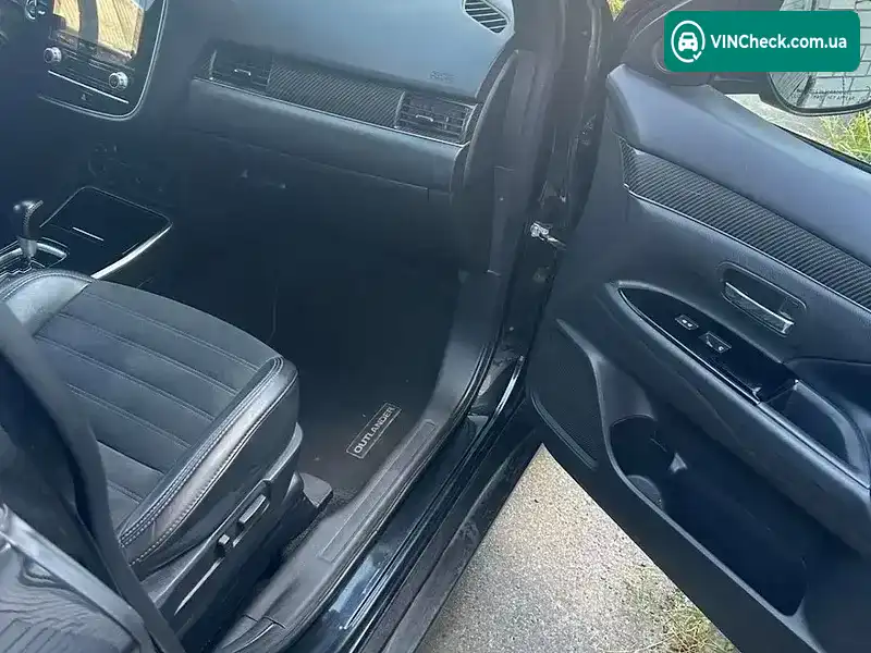Mitsubishi Outlander 2020, фото з оголошення 2 з 20, VIN JA4AD3A39LZ043409