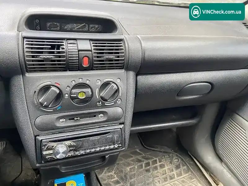Opel Corsa 1998, фото з оголошення 2 з 8, VIN W0L0SBF08W4380069