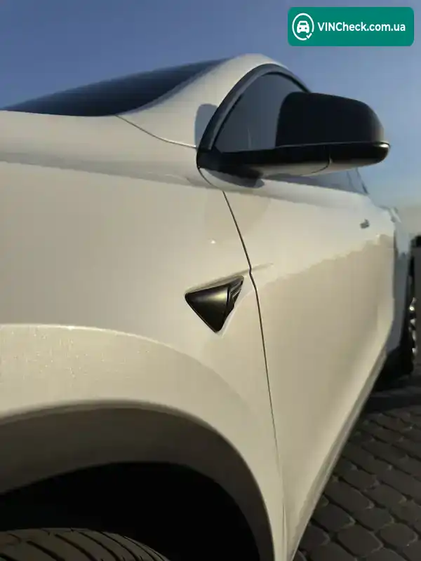 Tesla Model Y 2023, фото з оголошення 2 з 21, VIN 7SAYGDEE5PF759820
