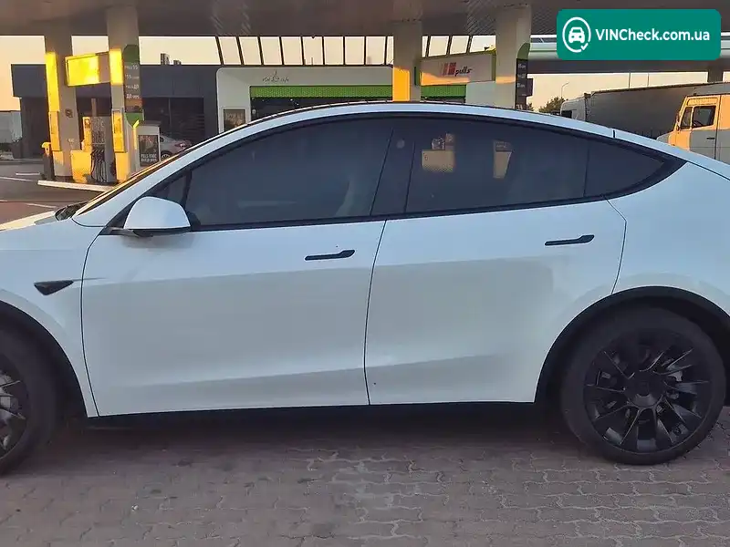 Tesla Model Y 2023, фото з оголошення 2 з 18, VIN 7SAYGAEE5PF809727