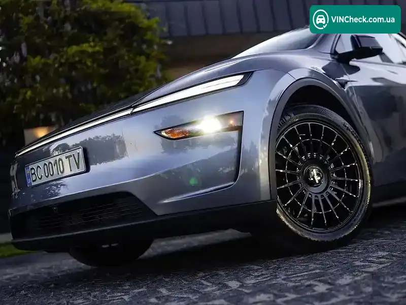Tesla Model Y 2025, фото з оголошення 2 з 21, VIN 7SAYGDEEXTF340386