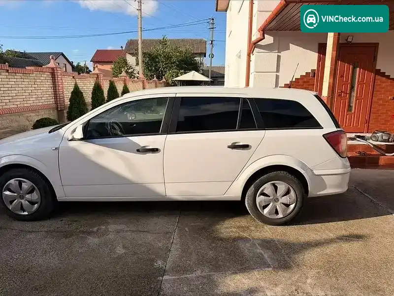Opel Astra 2010, фото з оголошення 2 з 17, VIN W0L0AHL35B2038223