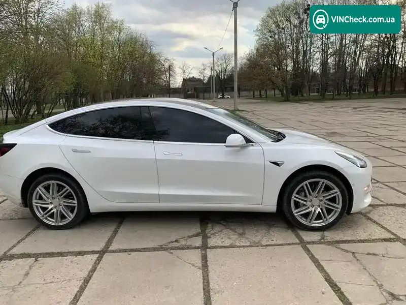 Tesla Model 3 2018, фото з оголошення 2 з 21, VIN 5YJ3E1EA9JF126401