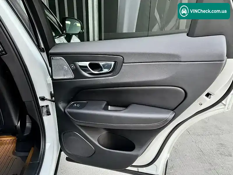 Volvo XC60 2022, фото з оголошення 2 з 21, VIN YV1UZH5UDN1087551