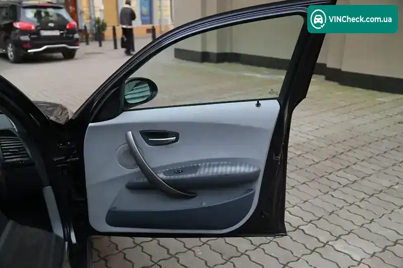 BMW 1 Series 2005, фото з оголошення 1 з 8, VIN WBAUF31060PR40615