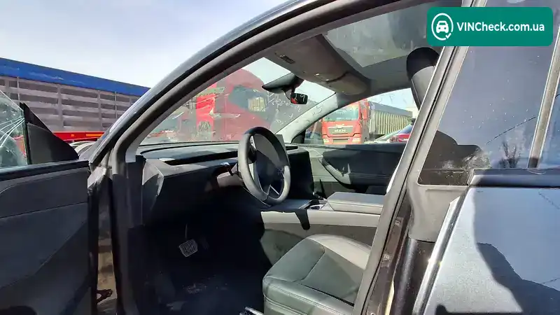 Tesla Model Y 2025, фото з оголошення 2 з 12, VIN 7SAYGDEE2TF336851