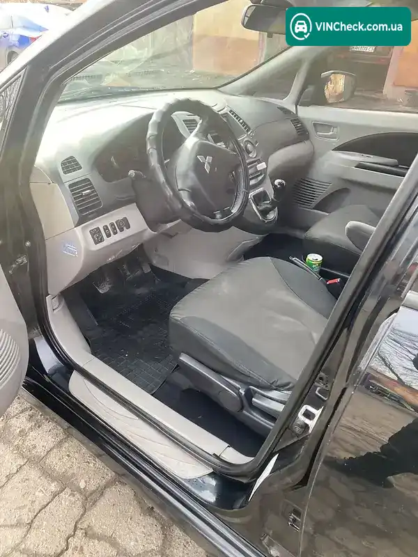 Mitsubishi Grandis 2005, фото з оголошення 2 з 7, VIN JMBLNNA4W6Z000384