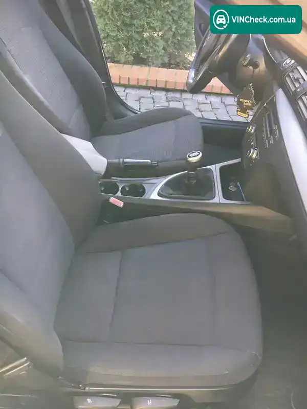 BMW 1 Series 2009, фото з оголошення 2 з 12, VIN WBAUH31030E400015
