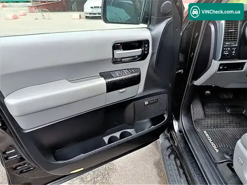 Toyota Sequoia 2018, фото з оголошення 2 з 20, VIN 5TDJY5G13KS167560