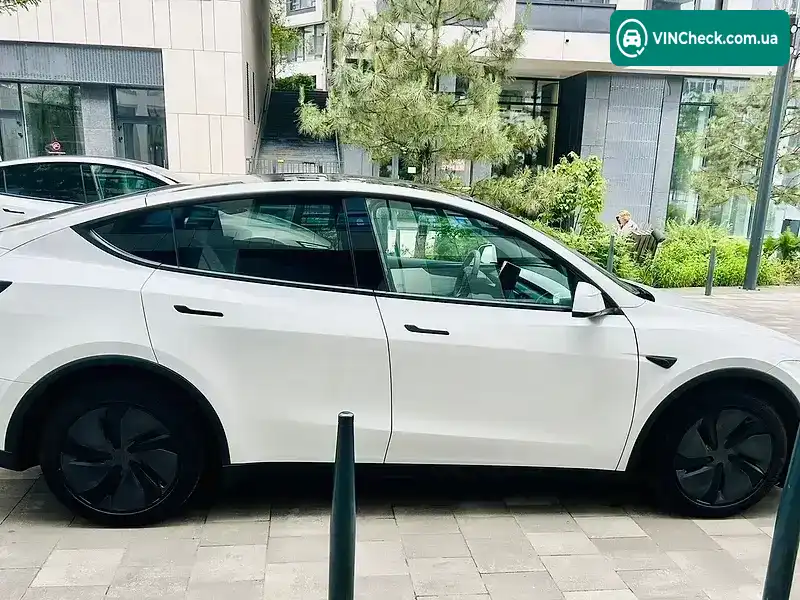 Tesla Model Y 2025, фото з оголошення 2 з 15, VIN 7SAYGDEDXTF378062