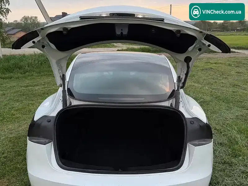 Tesla Model 3 2024, фото з оголошення 2 з 12, VIN LRW3E7EK3RC990149