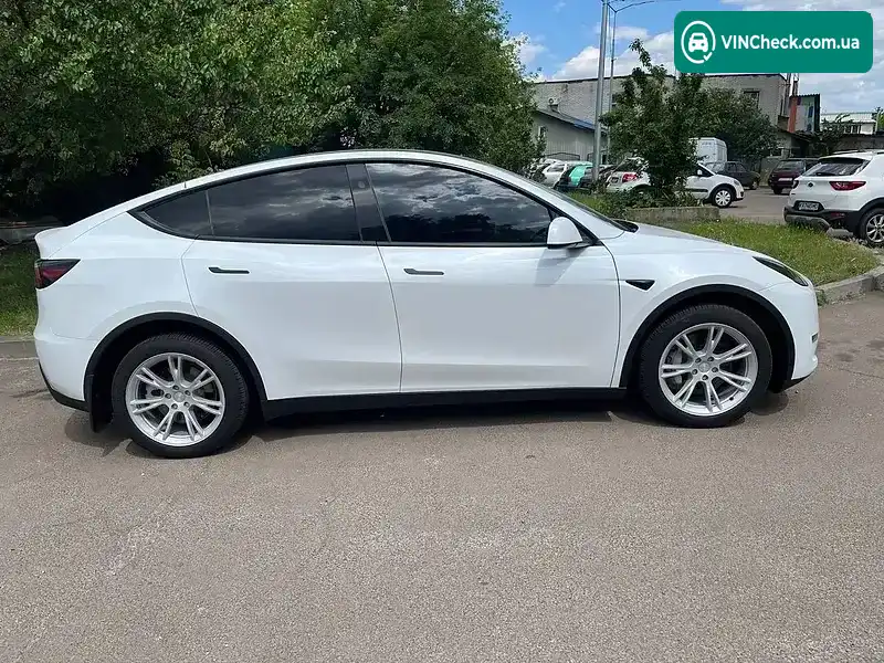 Tesla Model Y 2024, фото з оголошення 2 з 13, VIN 7SAYGDEE1RA282416