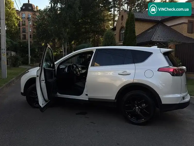 Toyota RAV4 PHEV 2018, фото з оголошення 2 з 15, VIN JTMWRREV20D089572