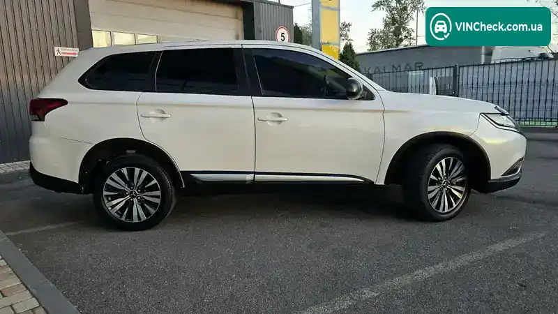 Mitsubishi Outlander 2019, фото з оголошення 1 з 20, VIN JA4AD2A32LZ008785