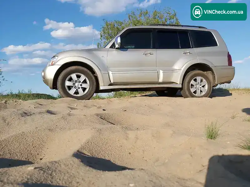 Mitsubishi Pajero 2004, фото з оголошення 2 з 10, VIN JMYLRV73W4J710203