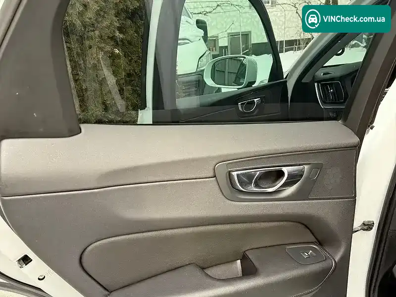 Volvo XC60 2018, фото з оголошення 2 з 9, VIN YV1UZA8VCK1260639
