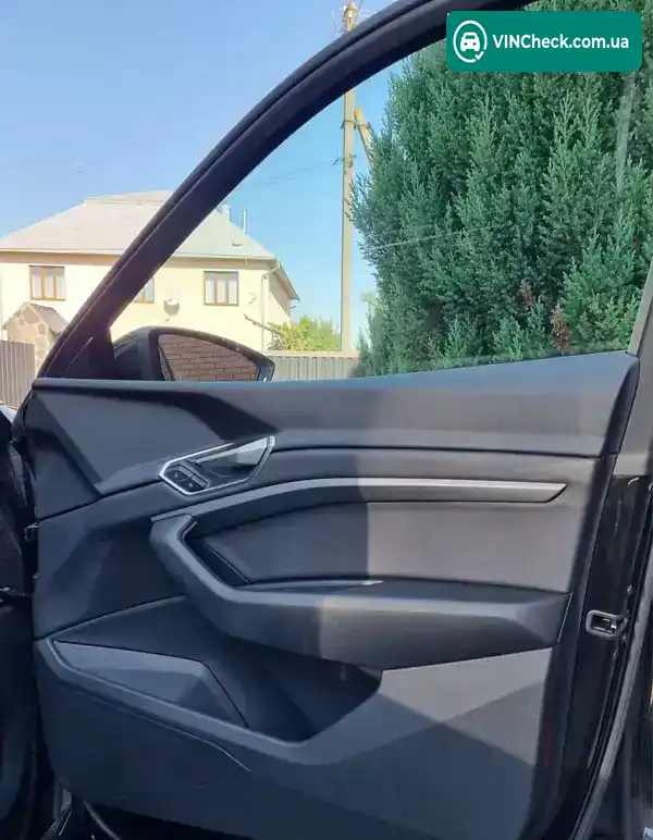 Audi e-tron 2020, фото з оголошення 2 з 20, VIN WAUZZZGE8LB036592