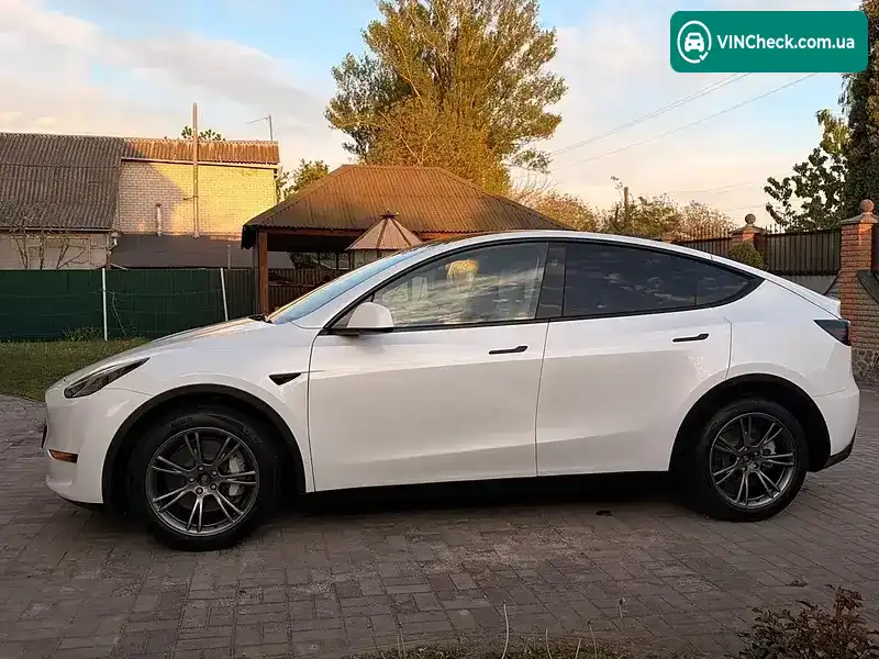 Tesla Model Y 2024, фото з оголошення 2 з 20, VIN 7SAYGDEE0RA308715
