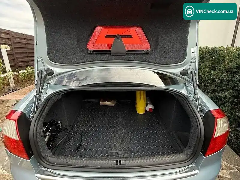 Audi A4 2004, фото з оголошення 1 з 10, VIN WAUZZZ8E14A215577