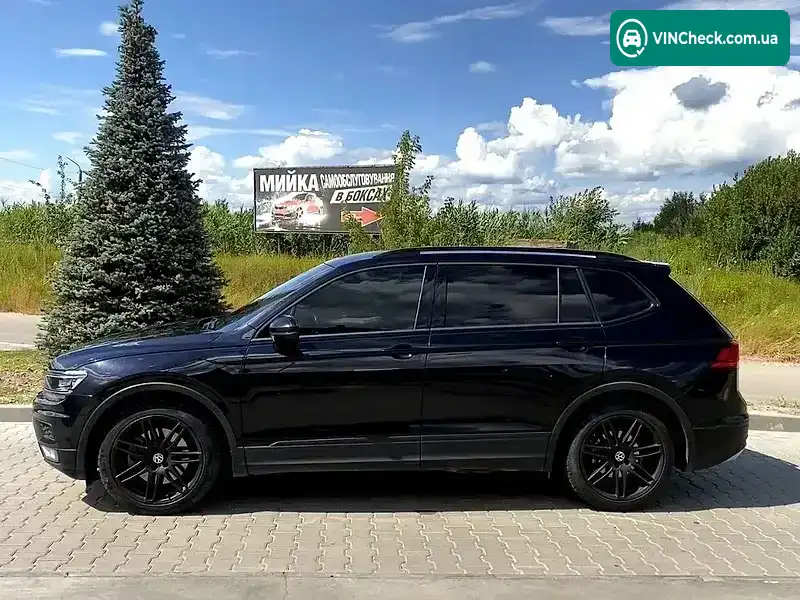 Volkswagen Tiguan 2017, фото з оголошення 2 з 19, VIN 3VV0B7AX2JM028137