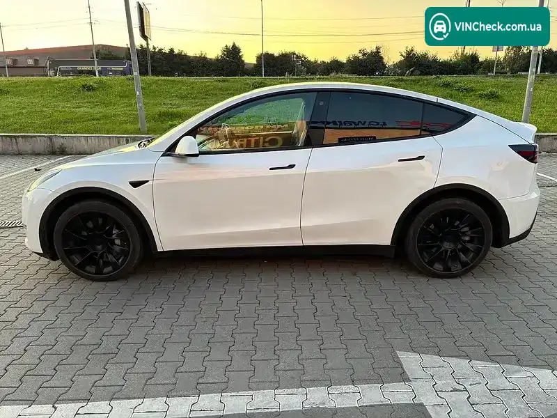 Tesla Model Y 2022, фото з оголошення 2 з 15, VIN 7SAYGAEE6NF378392