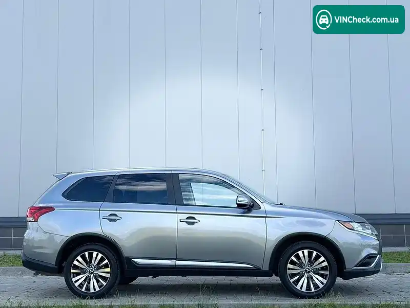 Mitsubishi Outlander 2019, фото з оголошення 2 з 20, VIN JA4AZ3A35KZ045335