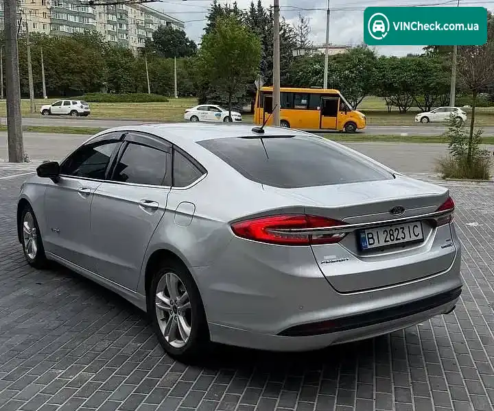 Ford Fusion 2018, фото з оголошення 2 з 10, VIN 3FA6P0LU6JR274332