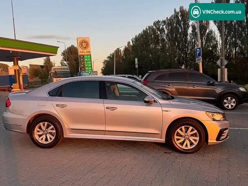 Volkswagen Passat 2017, фото з оголошення 2 з 19, VIN 1VWDT7A30HC065559
