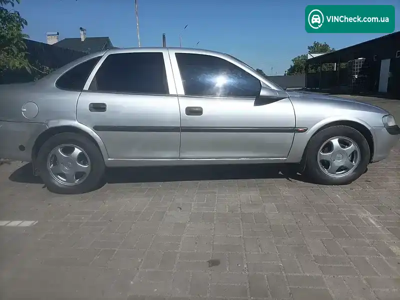 Opel Vectra 1998, фото з оголошення 2 з 10, VIN W0L0JBF19W1139575