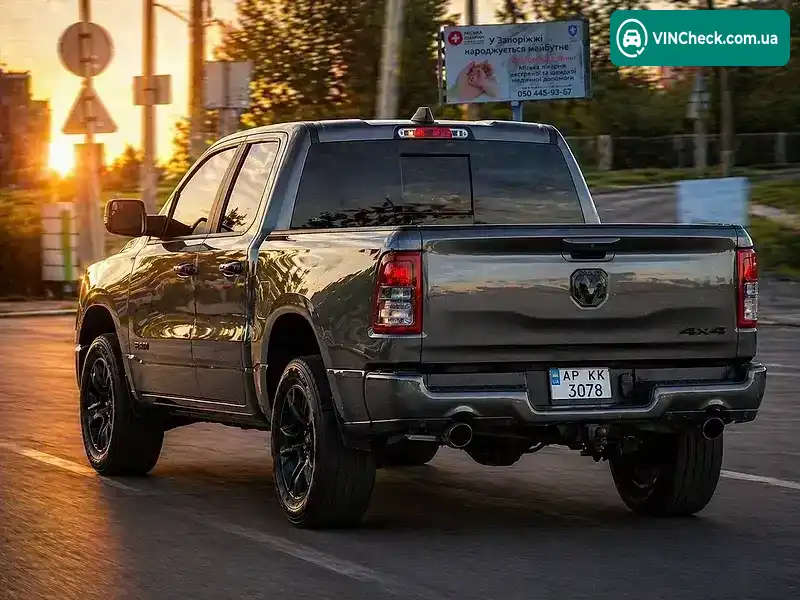 Ram 1500 2021, фото з оголошення 2 з 15, VIN 1C6SRFBTXNN223625