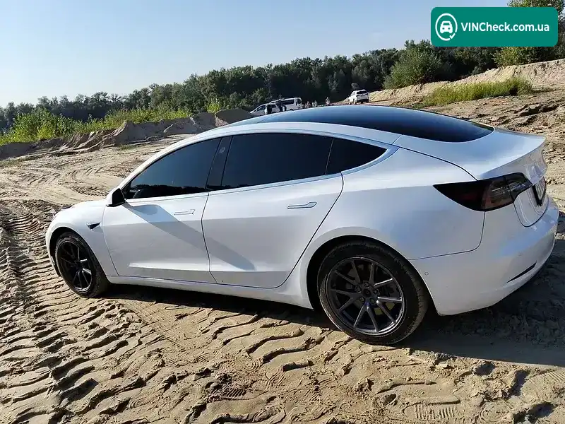 Tesla Model 3 2019, фото з оголошення 2 з 9, VIN 5YJ3E1EA7KF345035