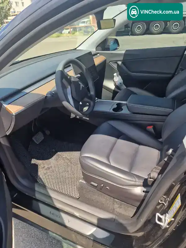 Tesla Model Y 2021, фото з оголошення 2 з 17, VIN 7SAYGAEE1NF322912