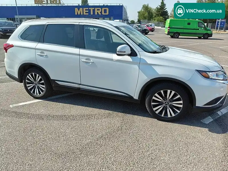 Mitsubishi Outlander 2020, фото з оголошення 2 з 20, VIN JA4AD3A30LZ034081