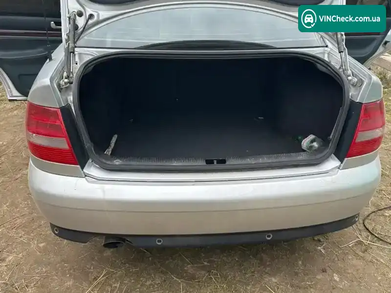 Audi A4 2000, фото з оголошення 2 з 11, VIN WAUZZZ8DZ1A036817