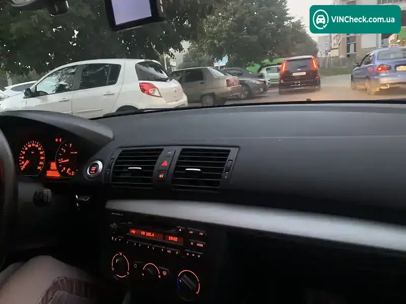 BMW 1 Series 2005, фото з оголошення 2 з 7, VIN WBAUF11030JR92579